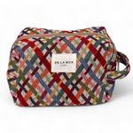 Neceser mediano con estampado jacquard multicolor, vista frontal.
