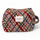 Neceser mediano con estampado jacquard multicolor, vista frontal.