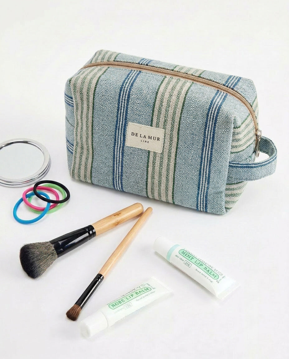 Neceser de jacquard con estampado de rayas en tonos azul, verde agua y beige, vista frontal.