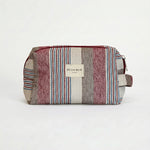 Neceser de jacquard con estampado de rayas en tonos granate, azul, beige y crudo, vista frontal.