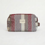 Neceser de jacquard con estampado de rayas en tonos granate, azul, beige y crudo, vista frontal.