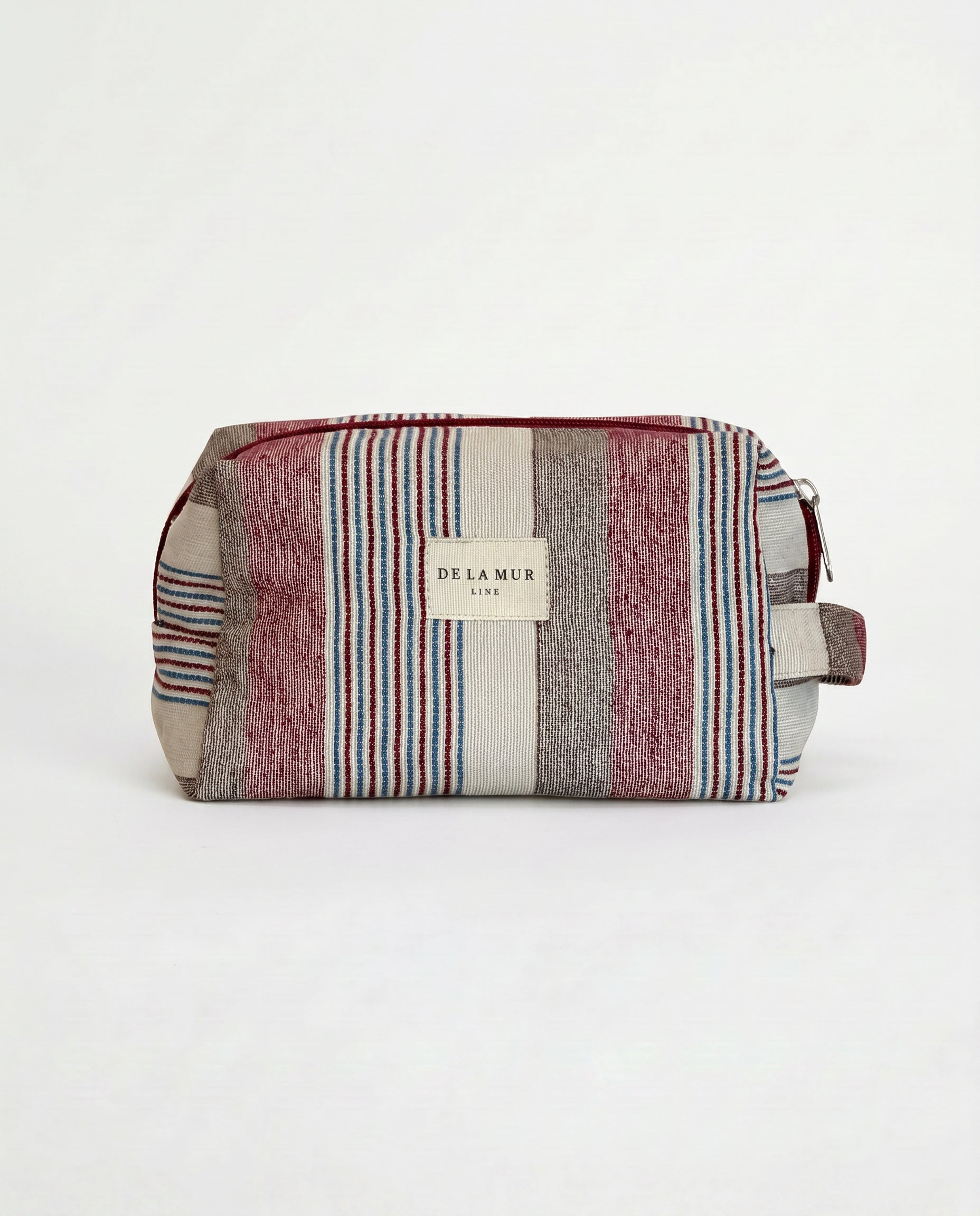 Neceser de jacquard con estampado de rayas en tonos granate, azul, beige y crudo, vista frontal.