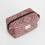 Neceser de jacquard con estampado geométrico de rombos visto en perspectiva.