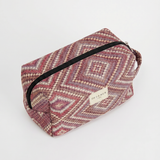 Neceser de jacquard con estampado geométrico de rombos visto en perspectiva.