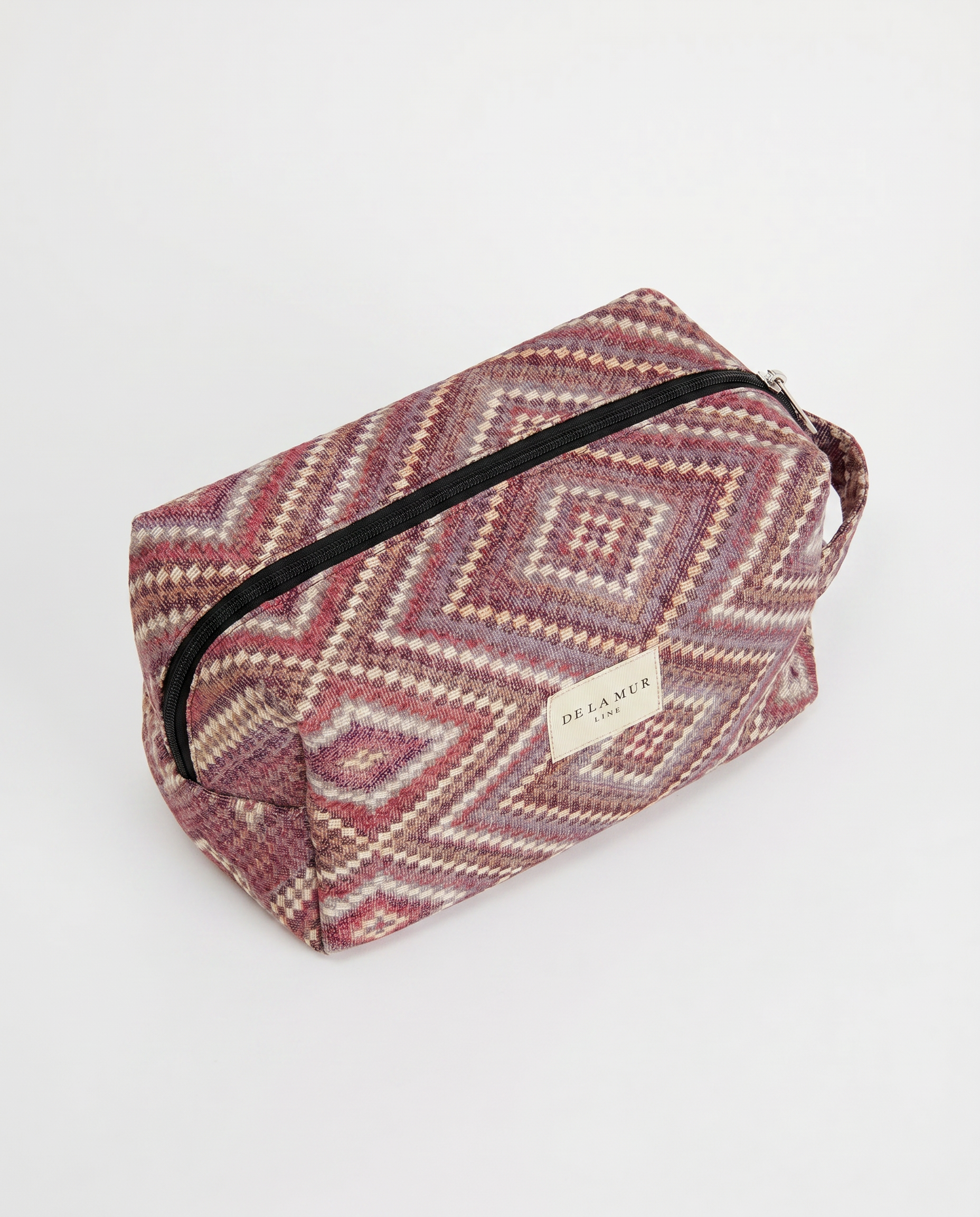 Neceser de jacquard con estampado geométrico de rombos visto en perspectiva.