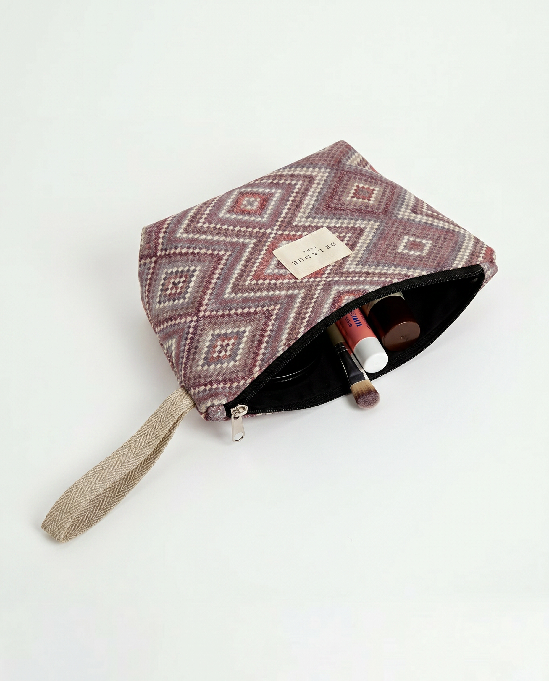 Neceser de jacquard abierto mostrando su interior y asa lateral beige.
