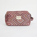 Neceser de jacquard con estampado de rombos en tonos rosa, lila y beige, vista frontal.