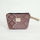 Neceser de jacquard con estampado de rombos en tonos rosa y lila, vista frontal.