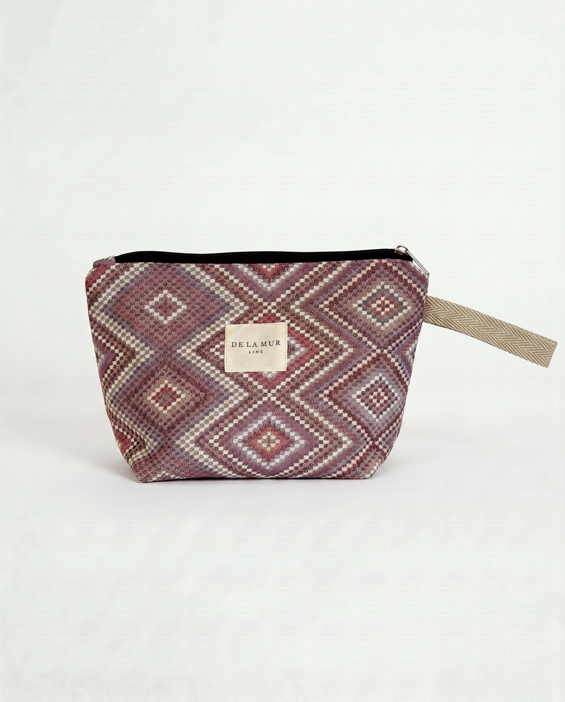 Neceser de jacquard con estampado de rombos en tonos rosa y lila, vista frontal.
