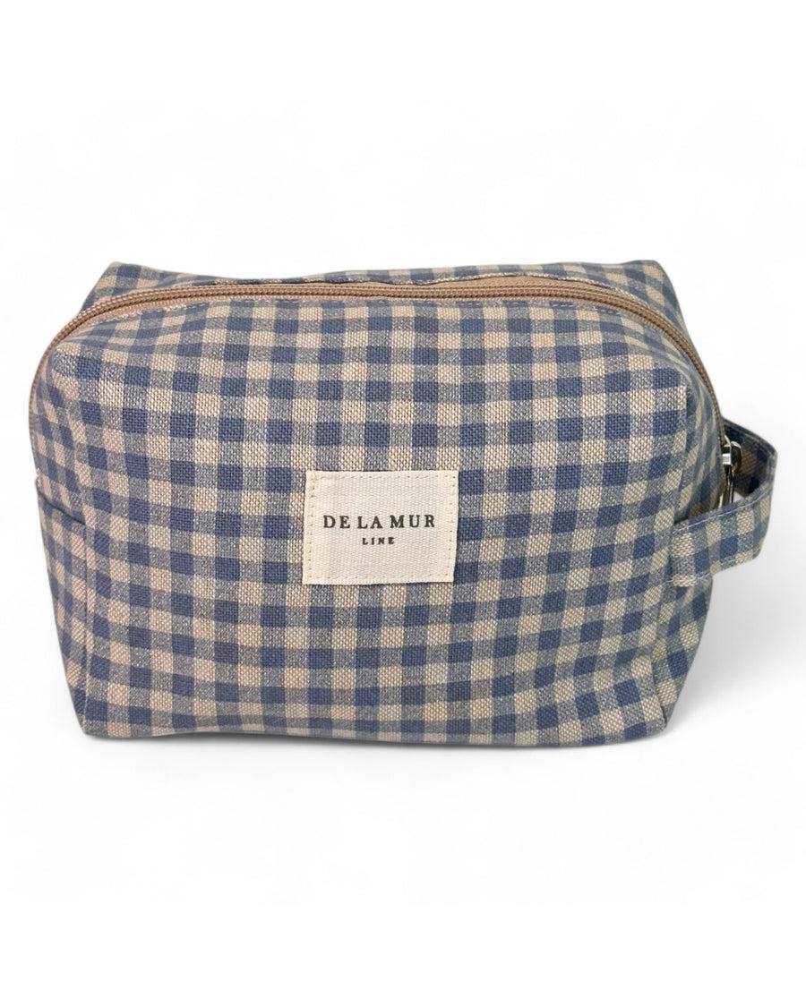 Neceser mediano con estampado vichy azul y etiqueta frontal de tela, vista frontal