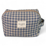 Neceser mediano con estampado vichy azul y etiqueta frontal de tela, vista frontal
