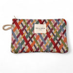 Neceser pequeño de jacquard multicolor con estampado geométrico, vista frontal.