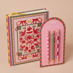 Pack de papelería con cuaderno de tapa dura  y set de tres bolígrafos de diseño.