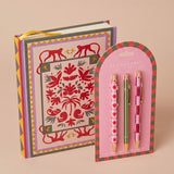 Pack de papelería con cuaderno de tapa dura  y set de tres bolígrafos de diseño.