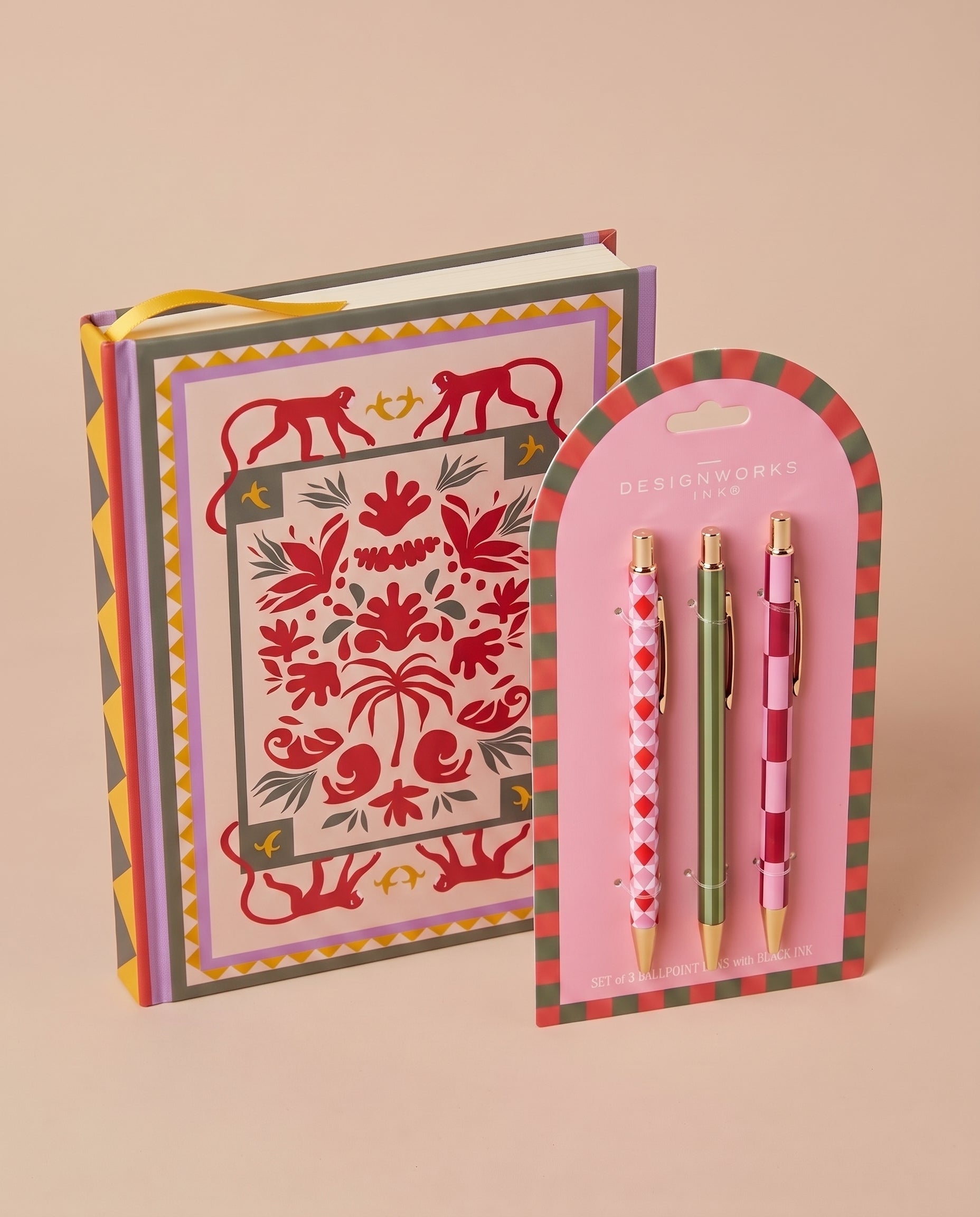 Pack de papelería con cuaderno de tapa dura  y set de tres bolígrafos de diseño.