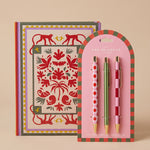 Pack de papelería con cuaderno de tapa dura A Dopo ilustrado con monos y set de tres bolígrafos de diseño.