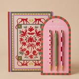 Pack de papelería con cuaderno de tapa dura A Dopo ilustrado con monos y set de tres bolígrafos de diseño.