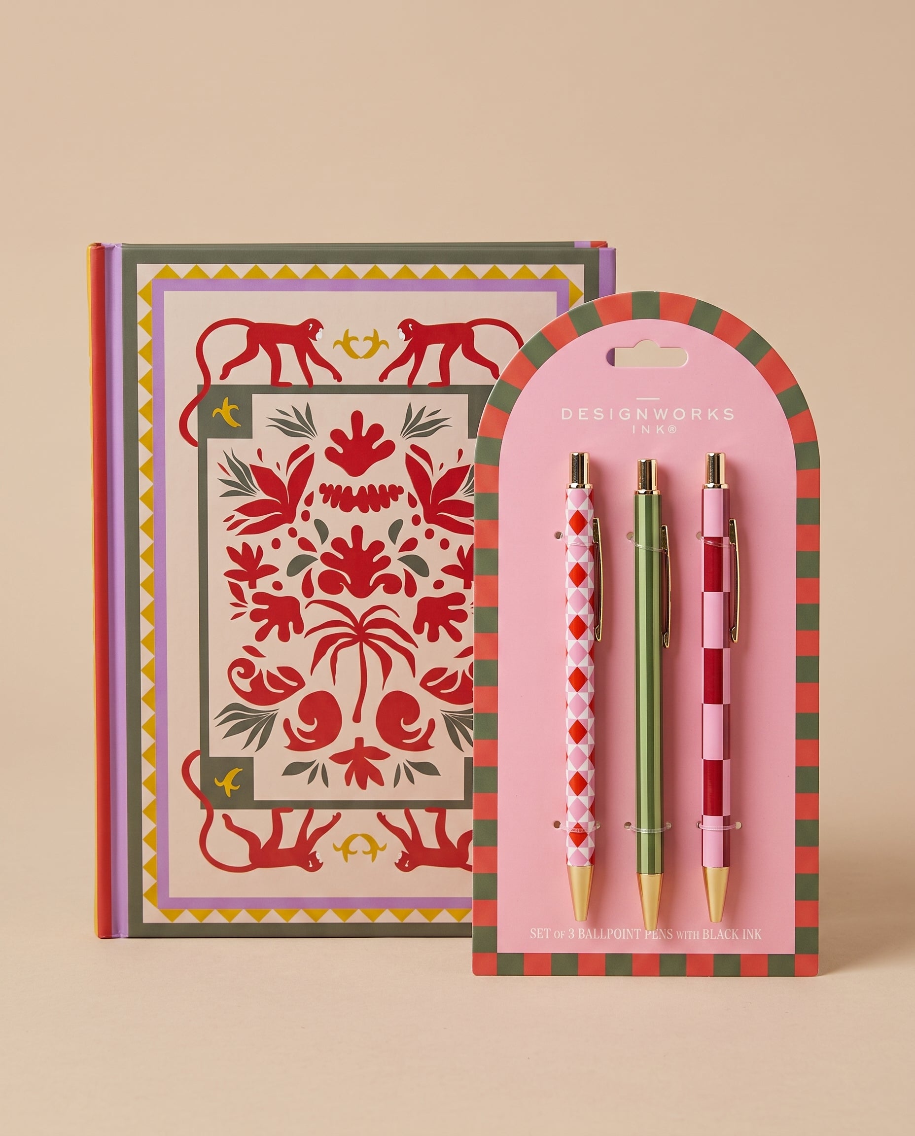 Pack de papelería con cuaderno de tapa dura A Dopo ilustrado con monos y set de tres bolígrafos de diseño.