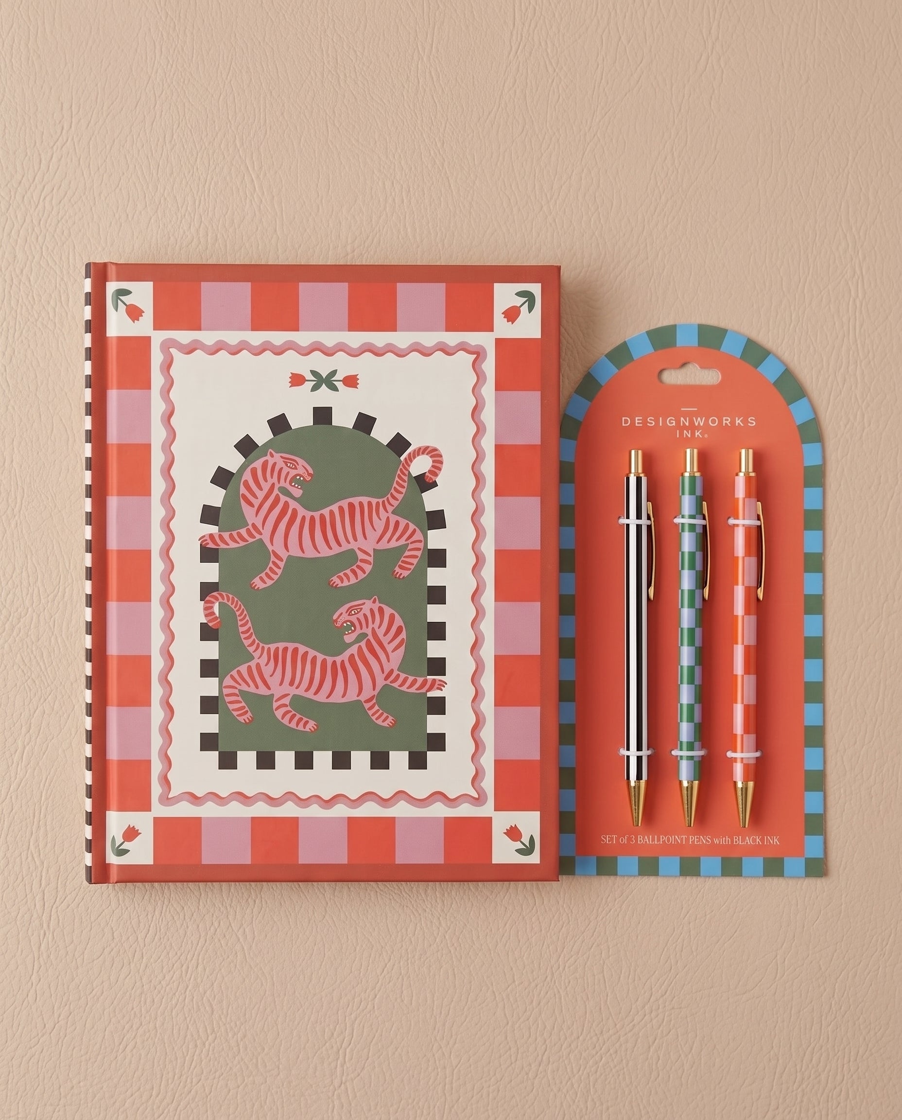 Pack de papelería con cuaderno de tapa dura Tigres A Dopo y set de tres bolígrafos de diseño.
