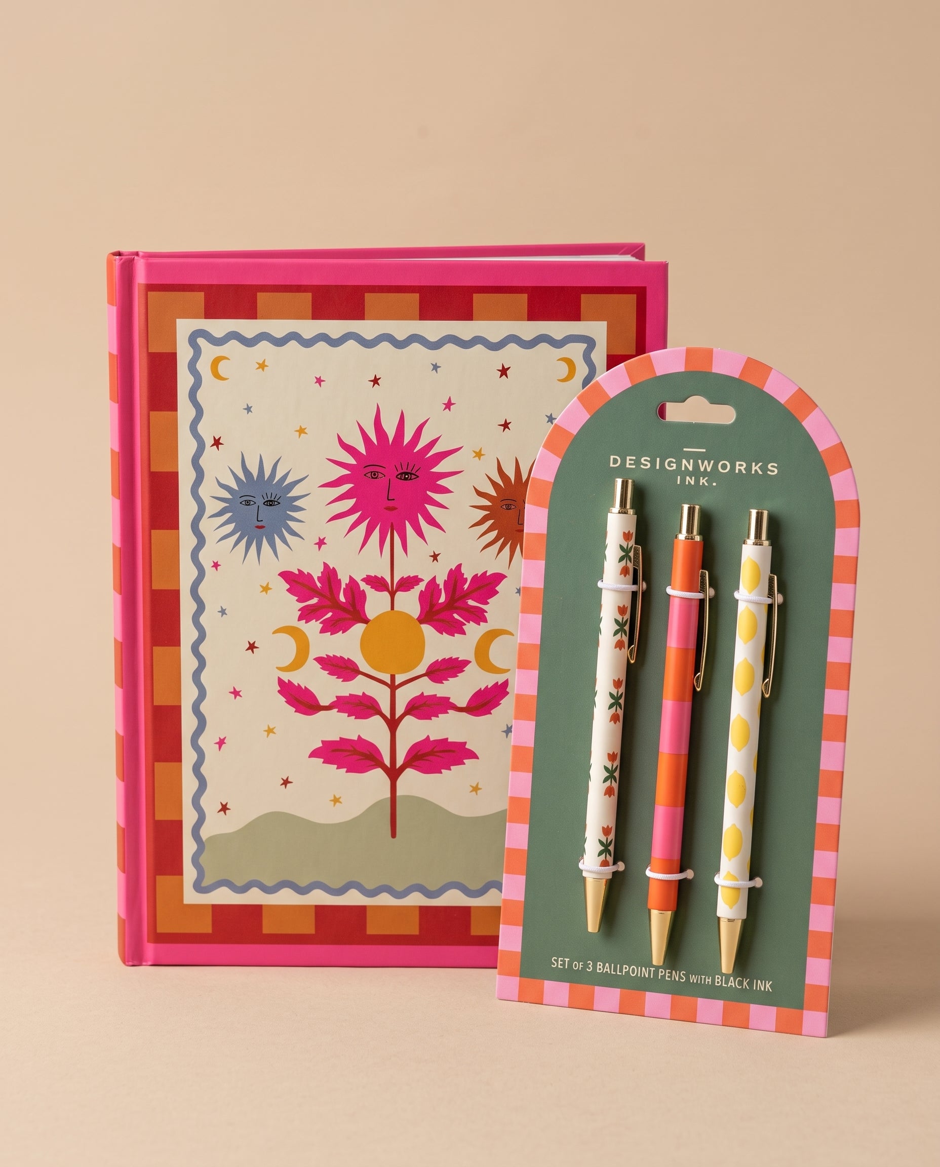 Pack de papelería A Dopo con cuaderno ilustrado y set de bolígrafos de diseño.