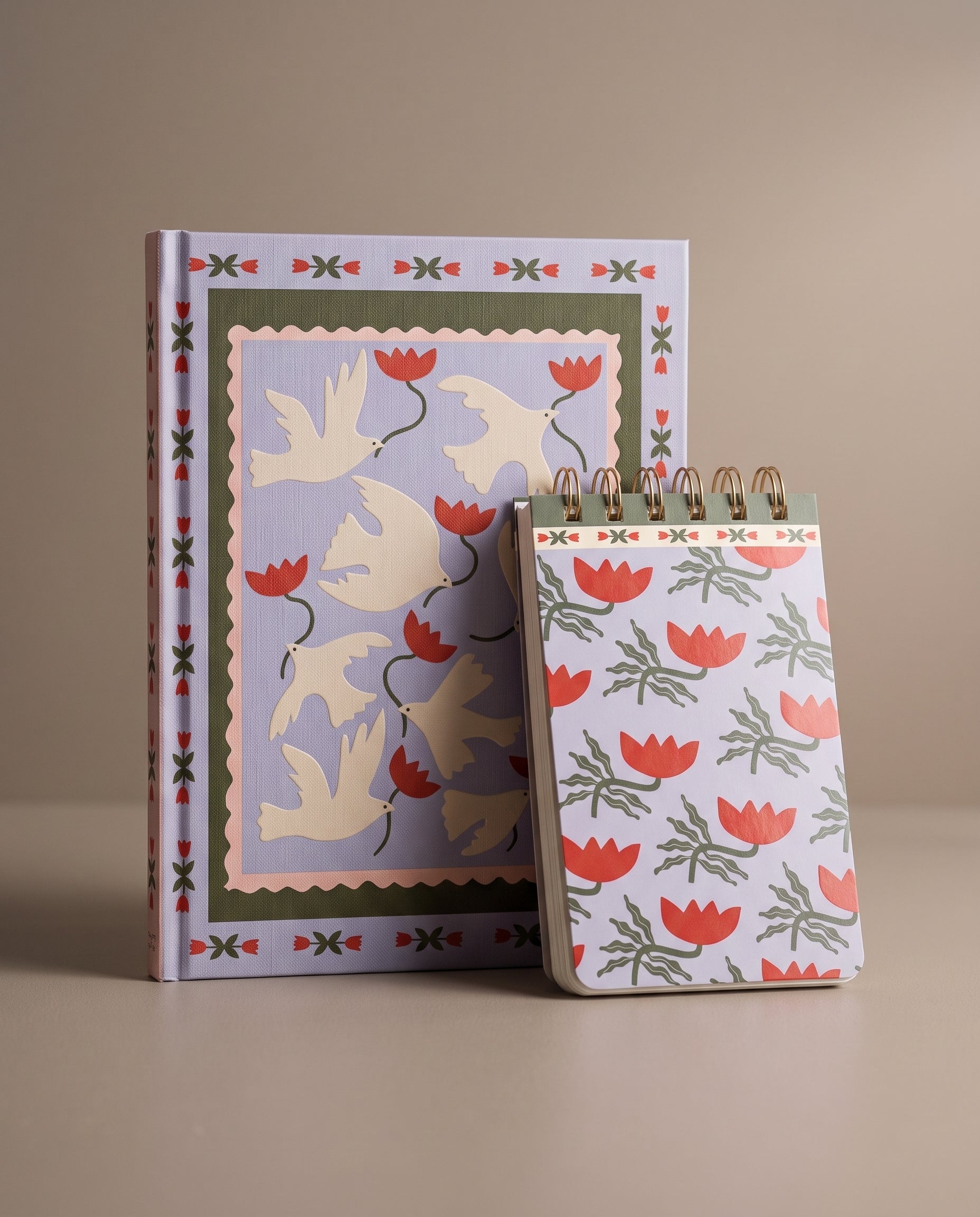 Pack de papelería Dove & Tulips con cuaderno de tapa dura y bloc de notas a juego.