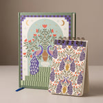 Pack de papelería Peacock Garden con cuaderno de tapa dura y bloc de notas ilustrados con pavos reales.