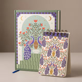 Pack de papelería Peacock Garden con cuaderno de tapa dura y bloc de notas ilustrados con pavos reales.