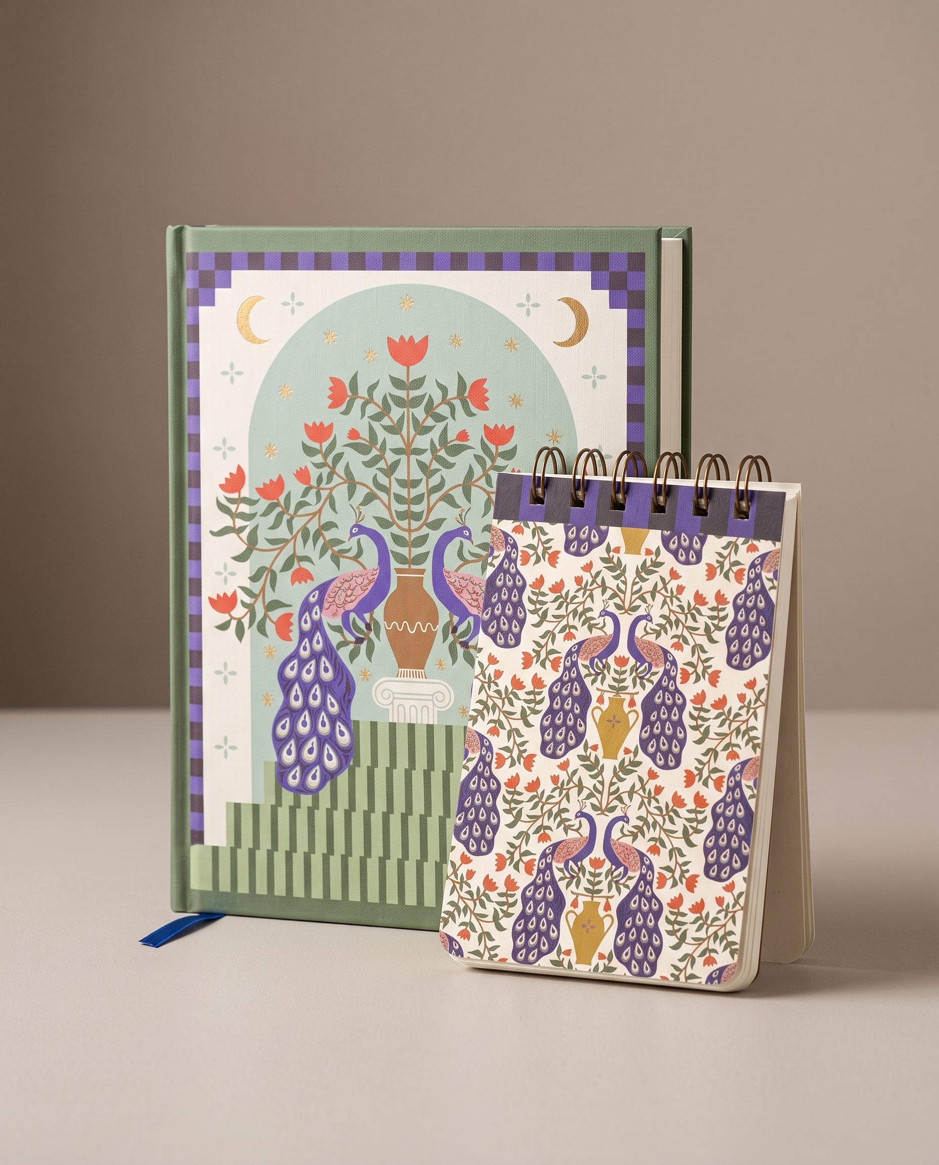 Pack de papelería Peacock Garden con cuaderno de tapa dura y bloc de notas ilustrados con pavos reales.