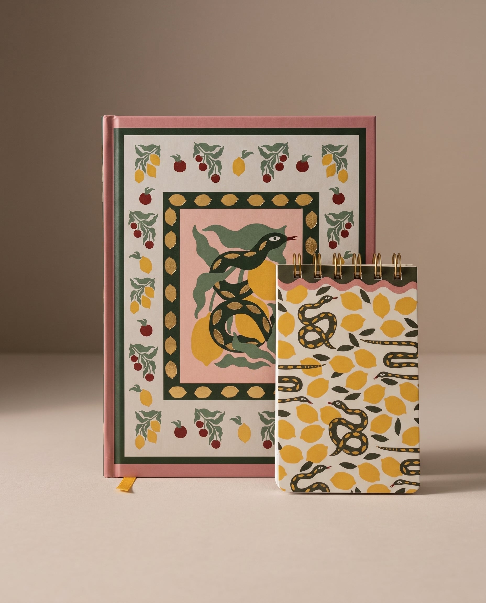 Pack de papelería Snake Garden con cuaderno de tapa dura y bloc de notas a juego con ilustración de serpiente.