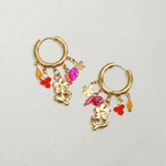 Pendientes de aro dorados con colgante de flor y charms de colores.