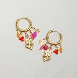 Pendientes de aro dorados con colgante de flor y charms de colores.
