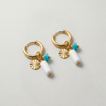 Pendientes de aro de acero inoxidable con colgantes de piedra blanca y turquesa.
