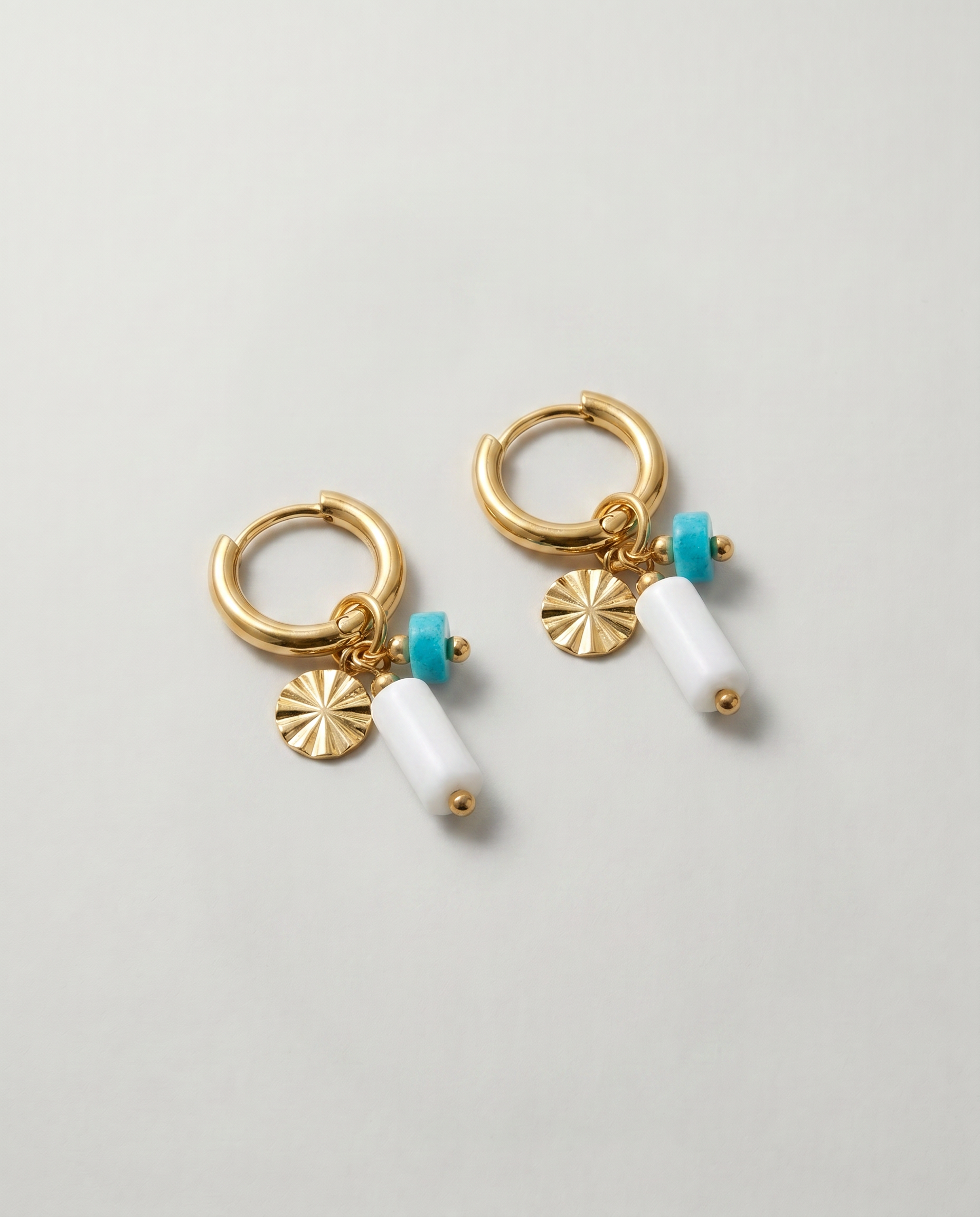 Pendientes de aro de acero inoxidable con colgantes de piedra blanca y turquesa.