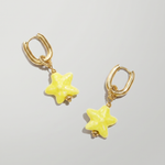 Pendientes de aro dorados con colgante de estrella amarilla de cerámica.