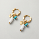 Pendientes de aro dorados con piedra blanca y detalle de piedra turquesa.