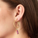 Pendientes grandes con textura y colgante de piedras multicolor, estilo boho.

