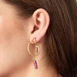 Pendientes grandes con textura y colgante de piedras multicolor, estilo boho.

