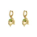 Pendientes bañados en oro de 14K con forma de cangrejo y cuentas de colores