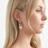 Pendientes de corazón verde estilo Coquette combinados con un look elegante.