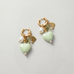Pendientes dorados con aro y colgante de corazón verde decorado con perla y cristal.