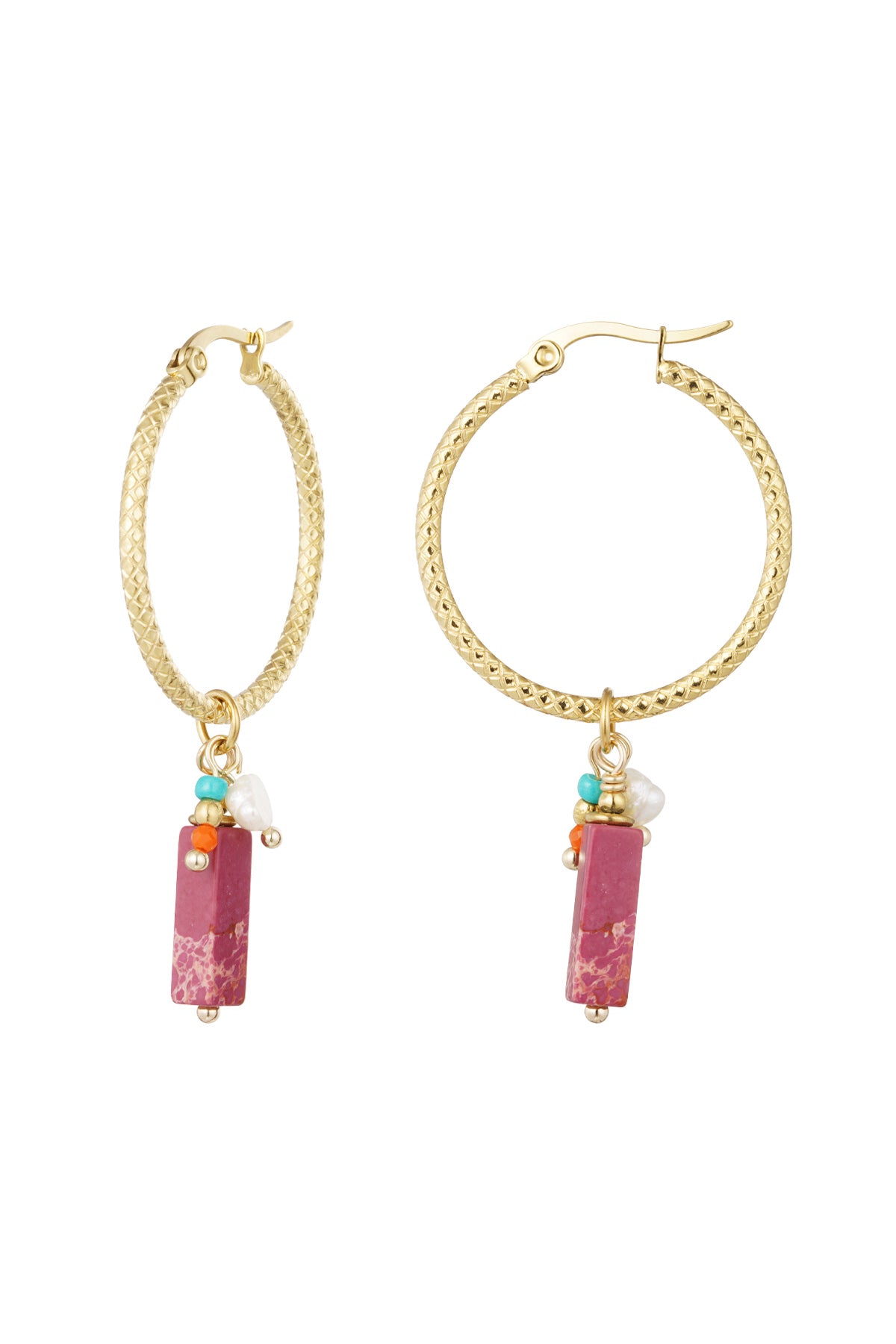 Detalle de pendiente dorado con piedra rosa, cuentas de vidrio y perla blanca.

