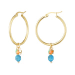 Pendientes dorados con cuentas en azul, verde y naranja, vista frontal.

