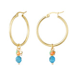 Pendientes dorados con cuentas en azul, verde y naranja, vista frontal.

