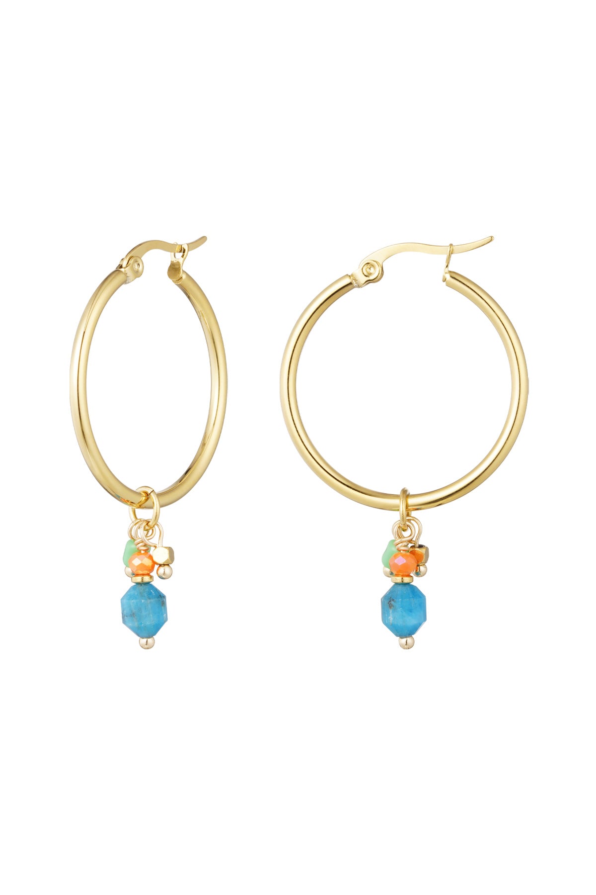 Pendientes dorados con cuentas en azul, verde y naranja, vista frontal.

