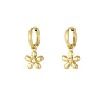 Detalle de pendientes pequeños de aro con charm de flor dorada y piedra brillante