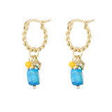 Pendientes dorados con piedra azul rectangular y cuentas amarillas, vista frontal.