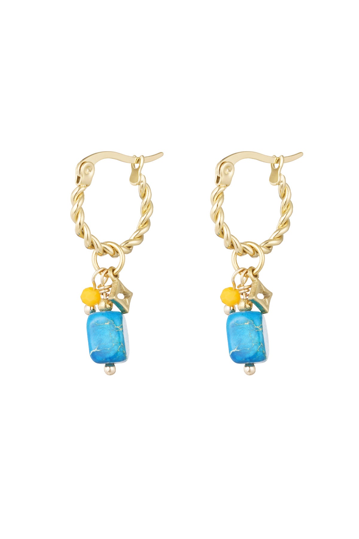 Pendientes dorados con piedra azul rectangular y cuentas amarillas, vista frontal.