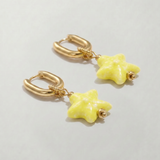 Pendientes de acero inoxidable con aro y estrella amarilla de cerámica.