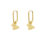 Pendientes dorados colgantes con forma de mariposa sobre fondo blanco.

