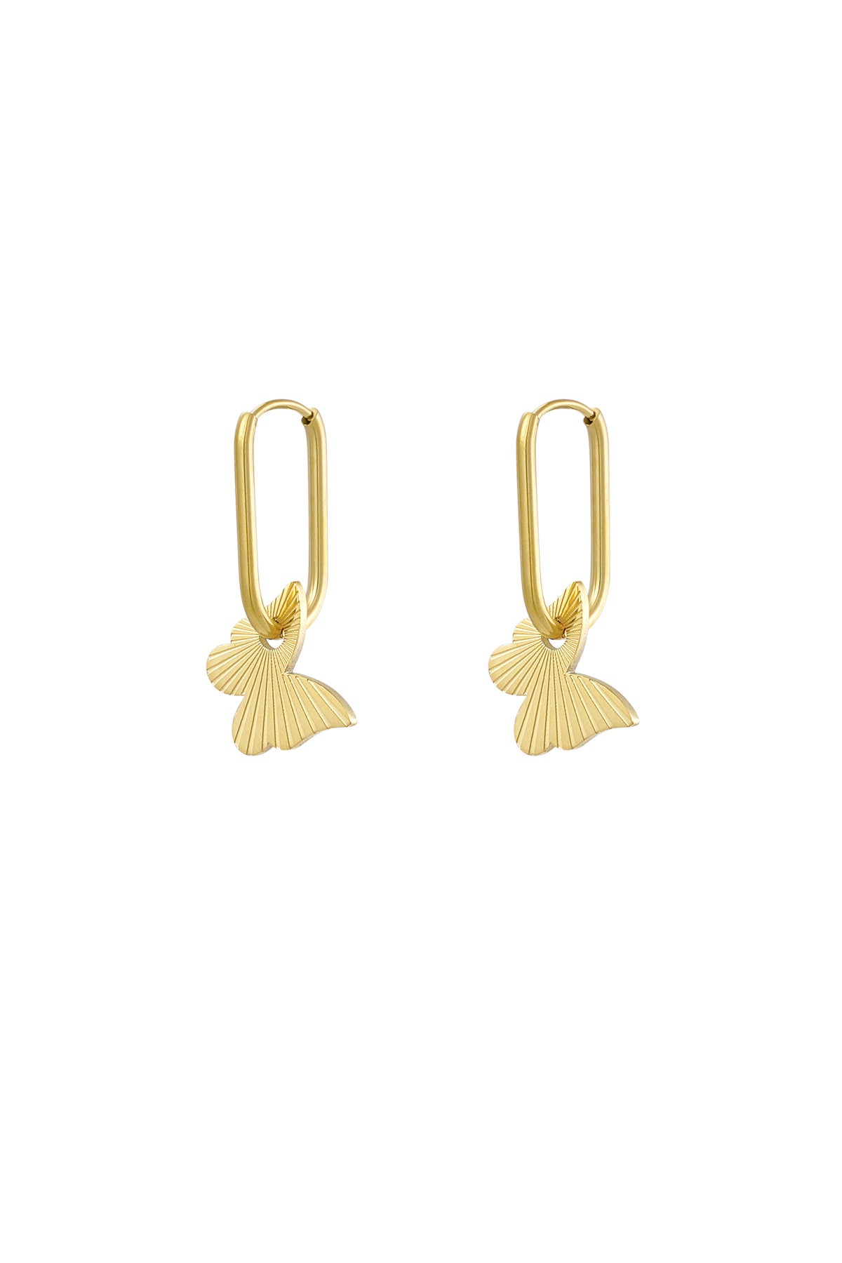 Pendientes dorados colgantes con forma de mariposa sobre fondo blanco.

